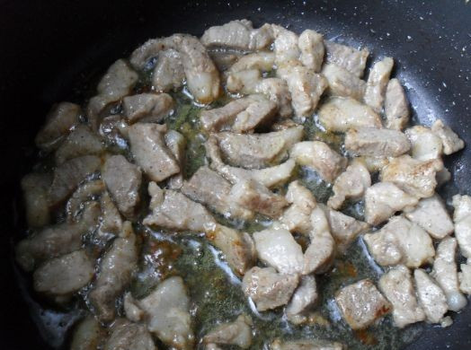 1. Этап. Рагу с мясом и овощами: Готовить рагу можно в сковороде с высокими бортикам, либо в казанке. Обжариваем мясо до легкой румяной корочки. Жарить можно либо на растительном, либо на сливочном масле.