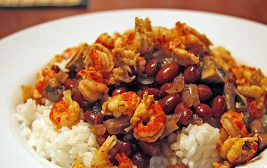 1. Этап. Креветки с имбирем и рисом: 6. Остаток сока перелить в кастрюльку, добавить куриный бульон и крахмал, довести до кипения, сбавить огонь и добавить 1 ложку сливочного масла. Подавать полученный соус, залив им рис с креветками.