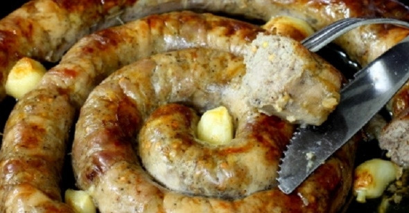 1. Этап. Украинская домашняя колбаса (простой рецепт): Духовку разогреваем до 180 градусов, колбасу укладываем кольцом на сковороду, по периметру распределяем рубленый чеснок. Запекаем 20 минут — и все, колбаса готова, приятного аппетита!