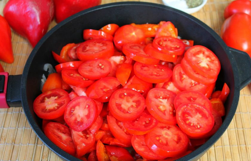 1. Этап. Салат из сладкого перца и помидоров на зиму: Затем добавляем нарезанный кружочками помидоры.