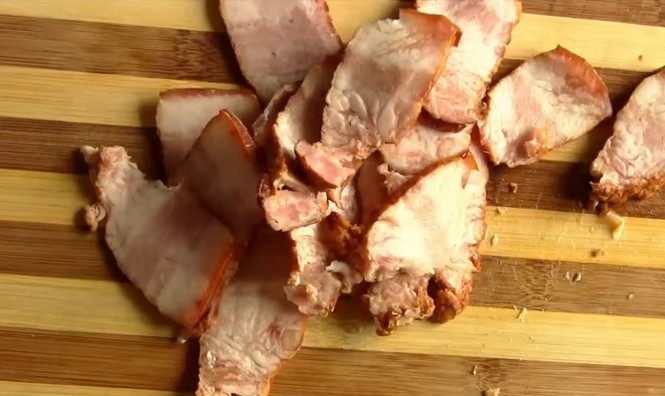 1. Этап. Картошка по-украински, запеченная в духовке: 3. Грудинку разрежьте на тонкие ломтики.