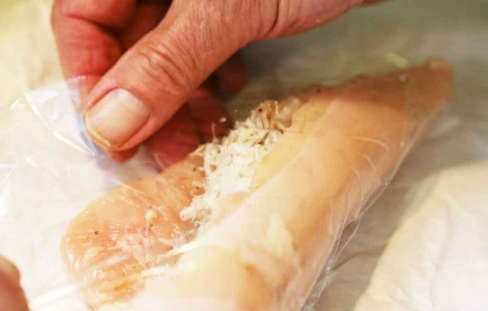 1. Этап. Куриный рулет с беконом: 3. Сформируйте из каждой грудки рулетик с помощью пищевой пленки.