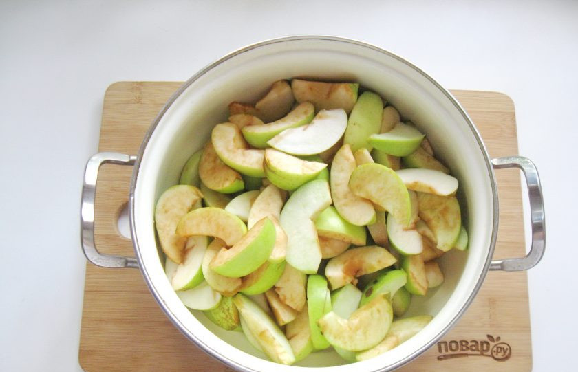 1. Этап. Варенье из яблок и слив: Нарезанные яблоки выложите в кастрюлю или таз.
