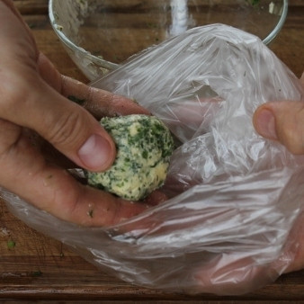 1. Этап. Креветки со спаржей: Формируем из получившейся смеси шарик, заворачиваем его в полиэтиленовый пакет и отправляем в морозильник ненадолго.