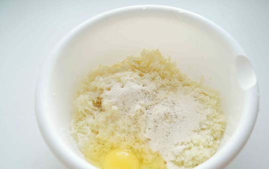 1. Этап. Котлеты капустные диетические: 2. Вбейте яйцо и добавьте щепотку перца. Соли используйте немного. Всыпьте чуточку манной крупы, начните перемешивать. Масса должна быть однородной и хорошо лепиться, не плыть в руках. При необходимости добавьте еще манки.