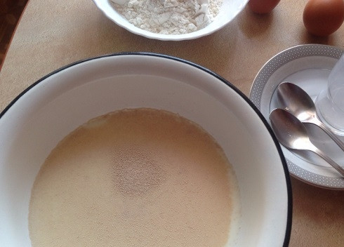 1. Этап. Оладьи на молоке и дрожжах: В теплое молоко высыпаем соль, сахар и дрожжи. Размешиваем.