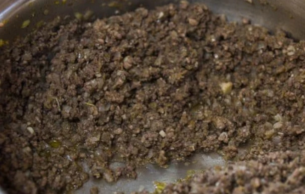 1. Этап. Вкуснейшая лазанья: 5. Влейте алкоголь, затем подождите до его испарения. Выложите измельченные томаты без кожуры, добавьте томатную пасту, соль, орегано, перец. Готовьте все около 30-40 минут до образования густой консистенции.