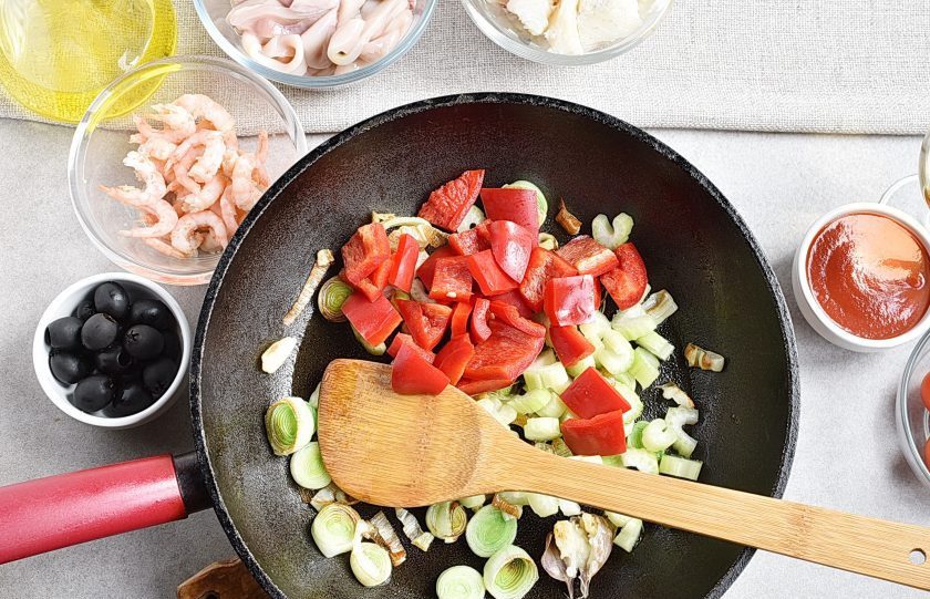 1. Этап. Рагу из морепродуктов: Добавьте сельдерей и сладкий перец, жарьте еще минуты 3.