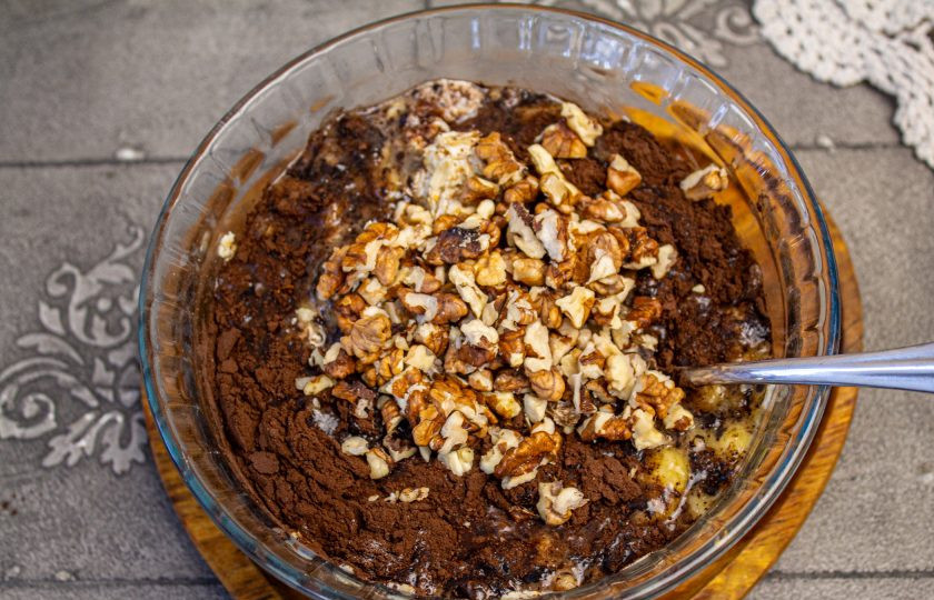 1. Этап. Пирог из овсянки без муки с бананами: Соедините набухшие хлопья и яично-банановую массу, добавьте рубленые грецкие орехи и тщательно перемешайте тесто.