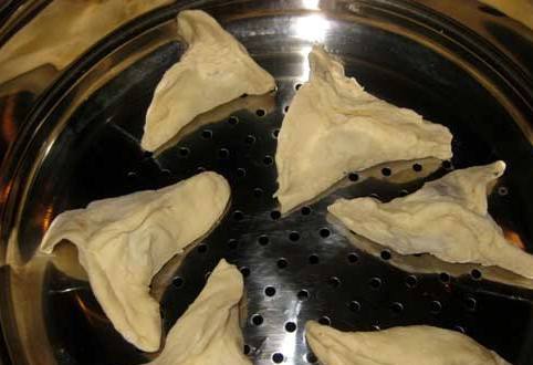 1. Этап. Хинкали в пароварке: Теперь наливаем воду в пароварку и доводим ее до кипения, решетку пароварки смазываем растительным маслом, чтобы хинкали не прилипали к ней. Выкладываем хинкали на решетку, накрываем пароварку крышкой и готовим их в течение 35-40 минут.