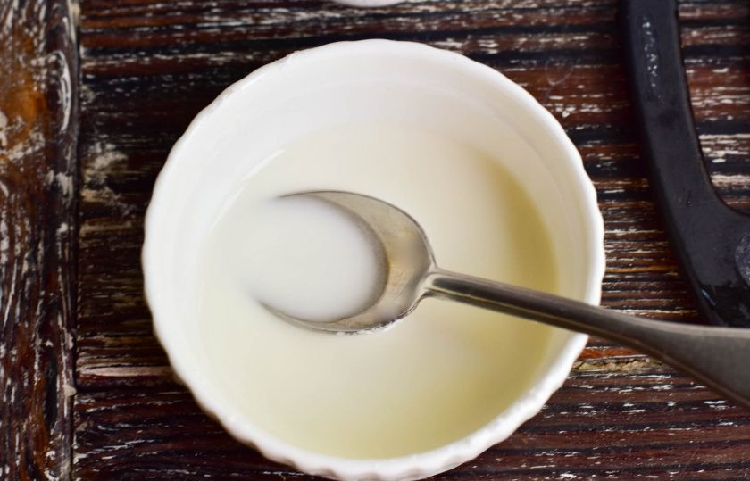 1. Этап. Свинина в карамели по-китайски: В миску выложите крахмал и разведите его водой так, чтобы не было комочков.