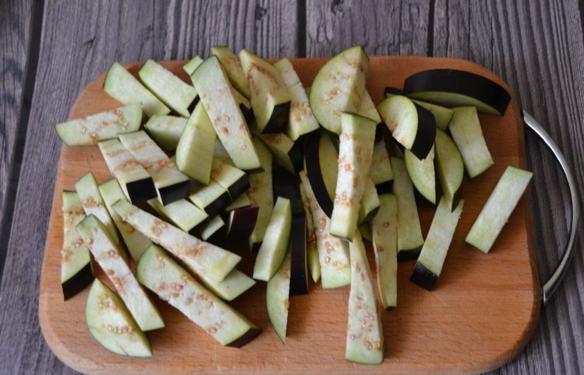 1. Этап. Кавказский салат: Баклажан нарежьте брусочками.