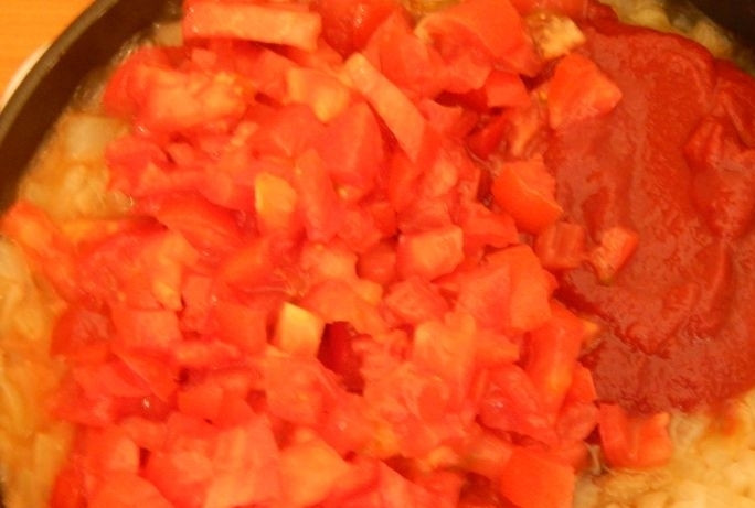 1. Этап. Бозбаш в мультиварке: К луку добавляем томатную пасту и мелко порезанные помидоры.