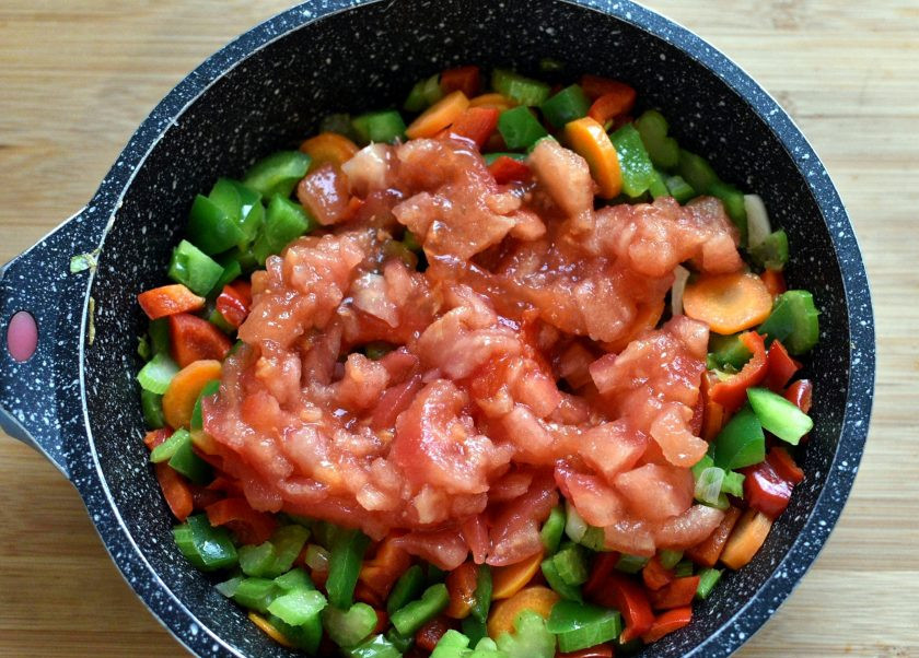 1. Этап. Острый картофельный суп: Добавьте очищенные от кожицы спелые помидоры, нарезанные кубиками. Тушите до размягчения помидоров.