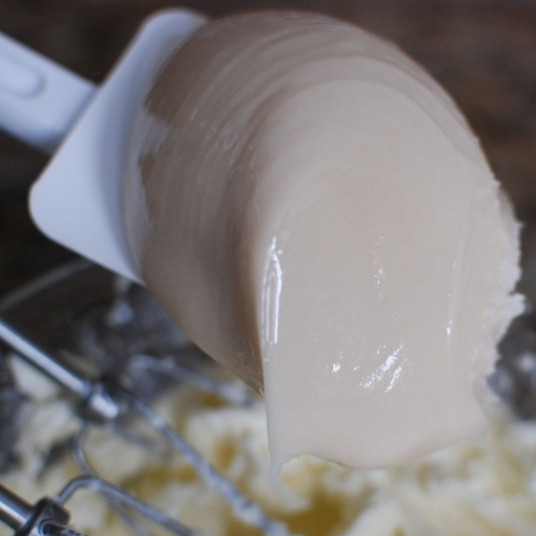 1. Этап. Медовое масло: Добавляем мед.