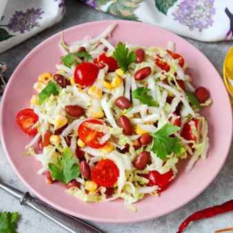 Салат с фасолью, капустой и кукурузой