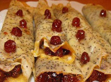 1. Этап. Блины маковые с земляничной начинкой: 5. Цельными ягодами земляники украсить блины. Блины готовы. Приятного аппетита!