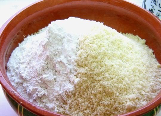 1. Этап. Шекербура азербайджанская: 2. Орехи подсушиваем на сковороде, измельчаем практически до состояния муки, пересыпаем в миску и соединяем с сахарной пудрой, кардамоном и гвоздикой. Все перемешиваем.