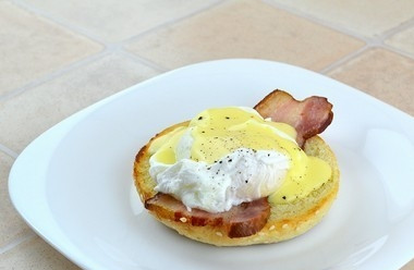 1. Этап. Яичница по-бенедиктински: 9. Полить немного соусом и по желанию присыпать молотым черным перцем. Яичница по-бенедиктински в домашних условиях готова!