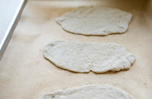 1. Этап. Бездрожжевые хлебцы в духовке: 3. Раскатаем эти кусочки в лепешки и выкладываем их на бумагу для выпечки на противень.