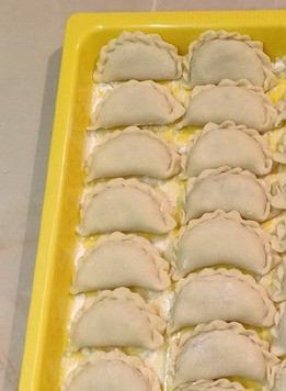 1. Этап. Вареники с мясом и картофелем: Часть готовых вареников можно сразу убрать на заморозку.