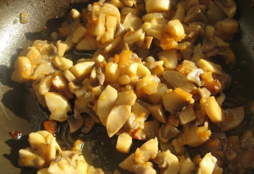 1. Этап. Салат с вареной куриной грудкой: Добавляем на сковородку шампиньоны. Все хорошенько перемешиваем и готовим все до готовности грибов на среднем огне(минут 7-10).