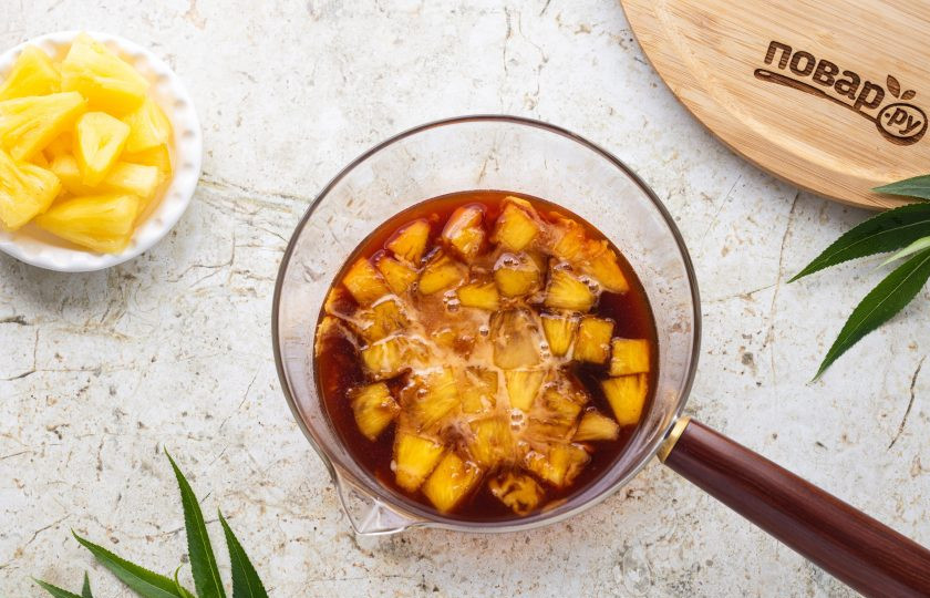 1. Этап. Кисло-сладкий соус с ананасами китайский: После влейте тонкой струйкой разведанный крахмал и варите соус примерно 30-40 секунд. Он сразу начнет густеть, но должен оставаться текучим.