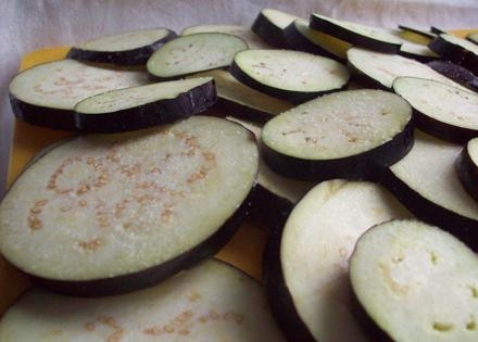 1. Этап. Баклажаны с помидорами и сыром: Баклажаны моем и режем кружочками. Пересыпаем солью или заливаем холодной чистой водой, чтобы вышла горечь.