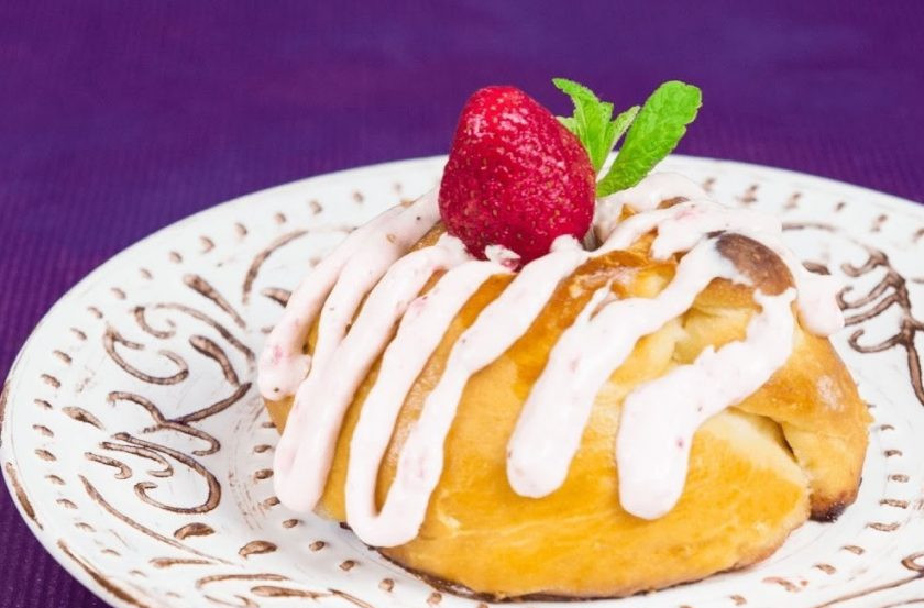 1. Этап. Клубничные улитки: 6. Приготовьте крем: сливочный сыр комнатной температуры смешайте с сахарной пудрой и клубничным пюре с помощью миксера. По желанию добавьте немного сливок и полейте кремом булочки. Приятного аппетита!