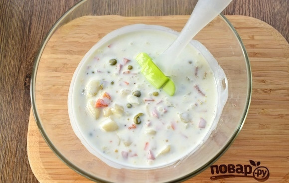 1. Этап. Салат-желе Оливье: Добавьте нарезанные ингредиенты, перемешайте.