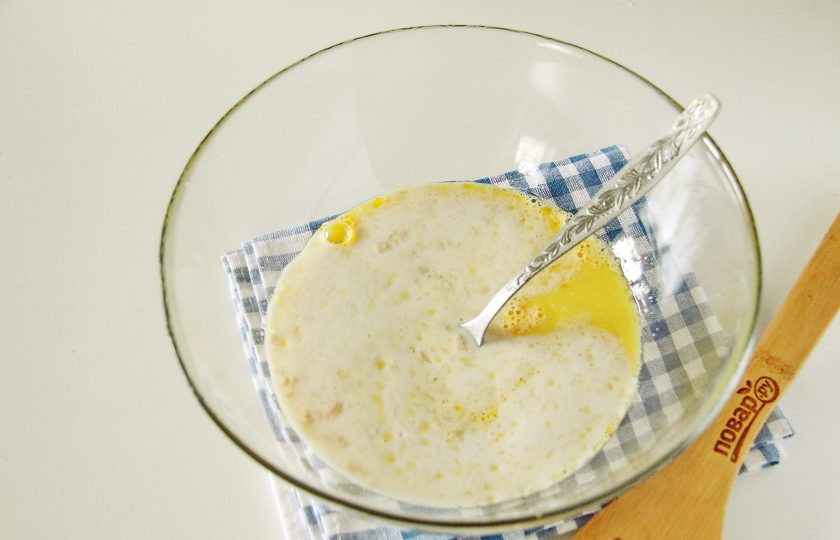 1. Этап. Пирог с морковью и яйцом: Добавьте запенившееся молоко.