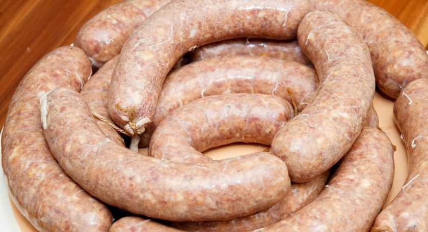 1. Этап. Австрийские сосиски: 7. Промойте кишки и найдите края, оденьте кишку на мясорубку и начините, затем переложите колбаски в тарелку.