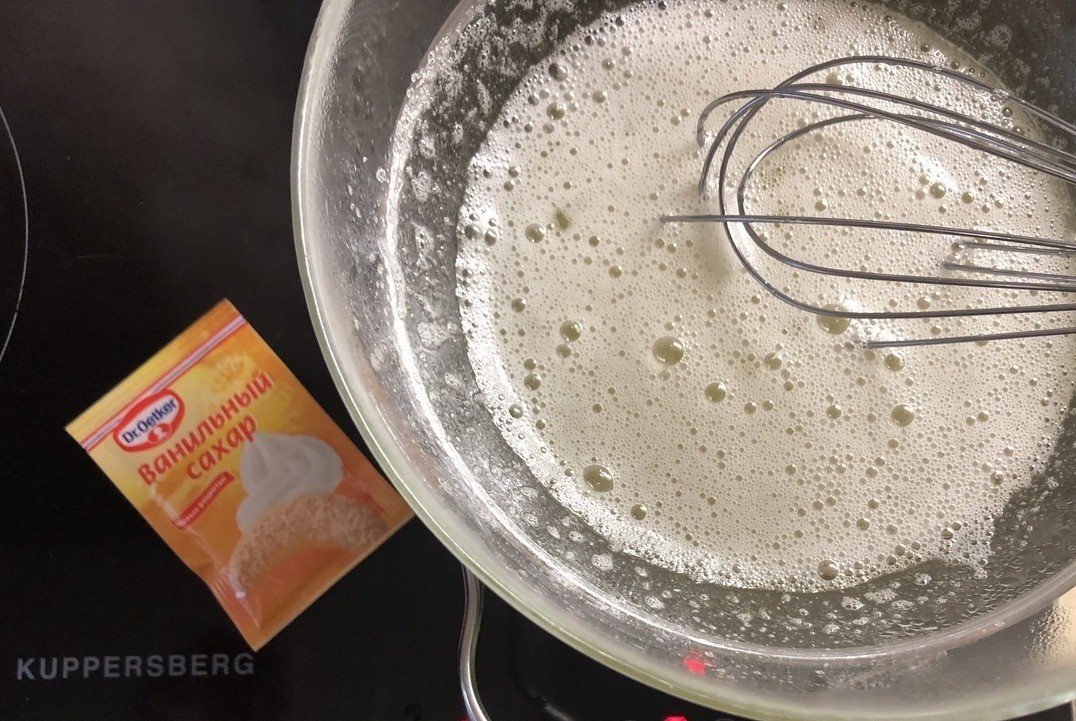 1. Stage. A Christmas log: For the filling, we take two whites and 150 grams of sugar + 1 bag of vanilla sugar and send it to a water bath until the sugar dissolves.