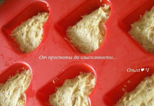 1. Этап. Блонди с малиной и миндалем: Тесто разложите по 6 формочкам (для большой формы увеличьте количество ингредиентов в 2 раза).