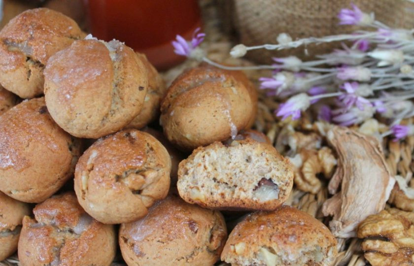 1. Этап. Пряники с грецкими орехами: Вкусные пряники с орехами и медом готовы. Подаем к чаю. Приятного аппетита!