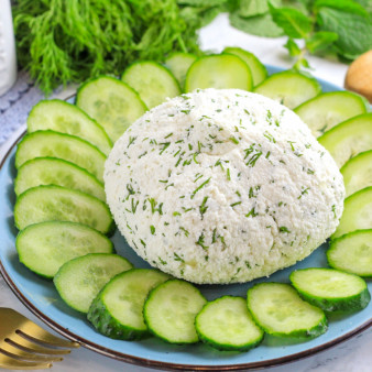 Домашний сыр с зеленью и чесноком