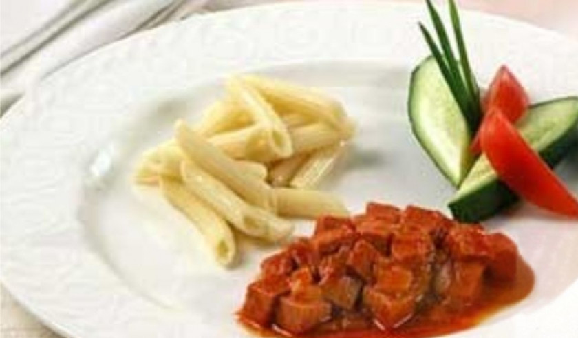 1. Этап. Гуляш из колбасы: 6. Влейте стакан воды, доведите до кипения. Добавьте муку. Заправьте солью и сахаром, потушите 2–3 минуты. Подавать можно с любым гарниром. Приятного аппетита!