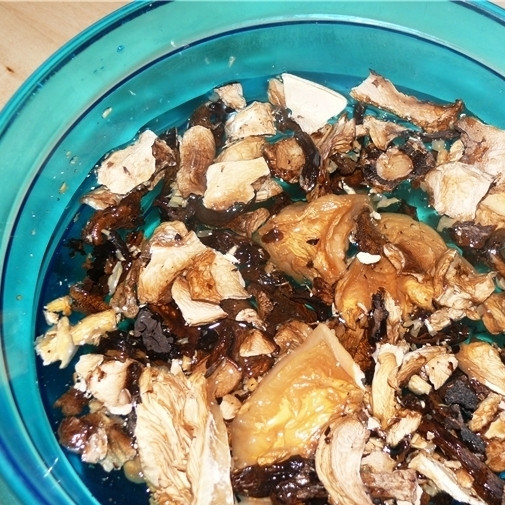 1. Этап. Постные щи: Сушеные грибы нужно предварительно замочить в холодной воде на пару часов.