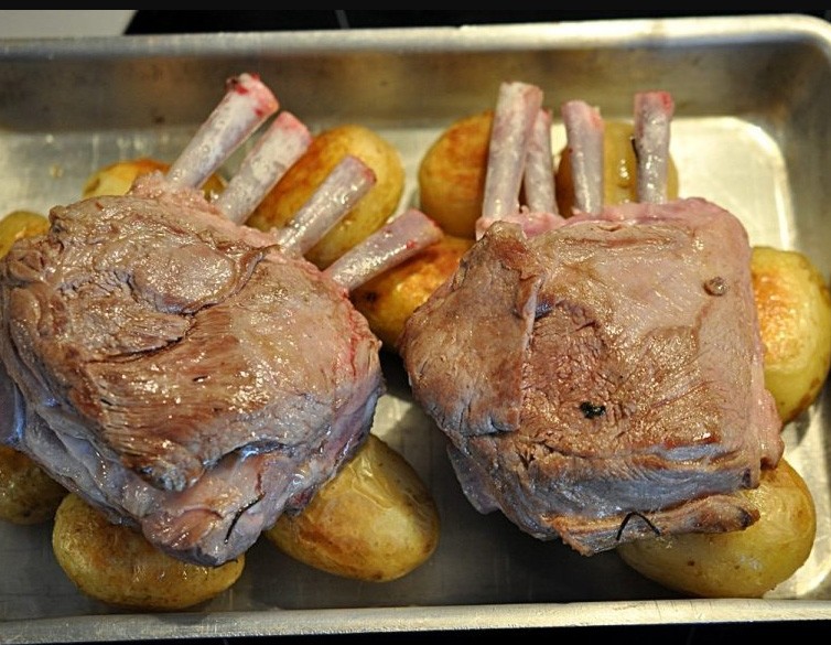 1. Stage. Lamb rack: Place the fried rack on roast potatoes and bake for 20 minutes.