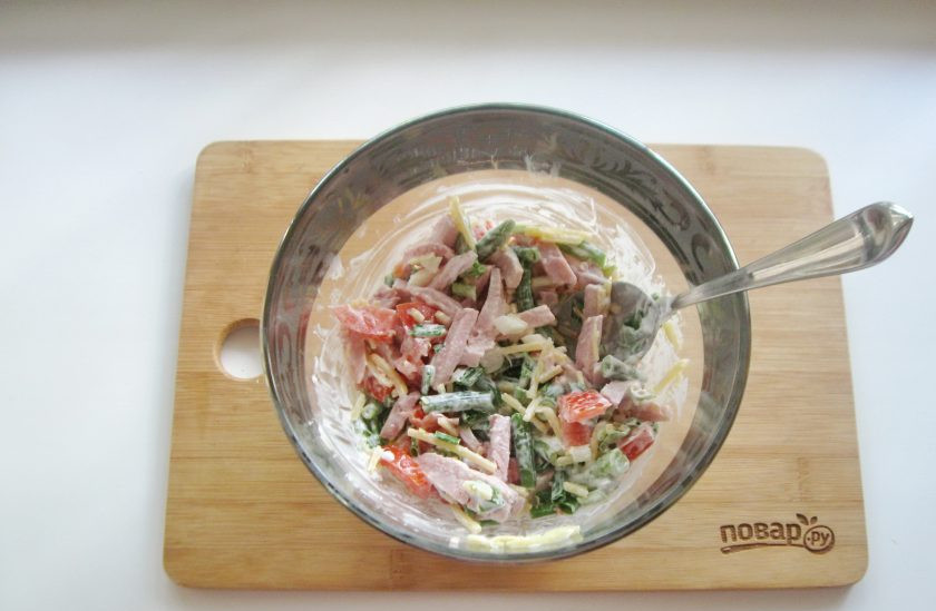 1. Этап. Салат из спаржевой фасоли с ветчиной: Посолите по вкусу и перемешайте.