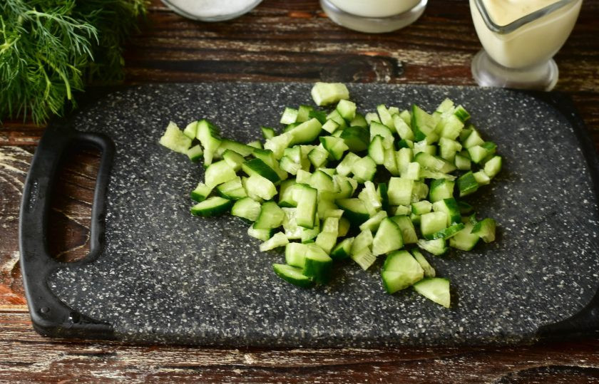 1. Этап. Свекольник на кефире для похудения: Нарежьте свежий огурец кубиками.