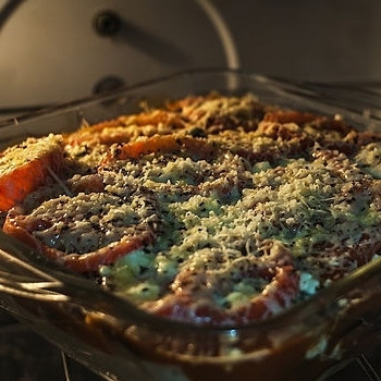 1. Этап. Лазанья с баклажанами: 8. Запекайте лазанью с баклажанами в разогретой до 180 градусов духовке в течение 45-60 минут. Баклажаны изменят цвет на коричневый и станут мягкими.