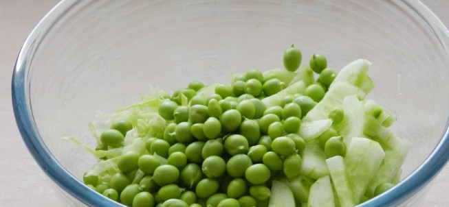 1. Этап. Салат из капусты и зеленого горошка: 1. Капусту моем и мелко шинкуем. Добавим в ней также горошек и нарезанные огурцы.