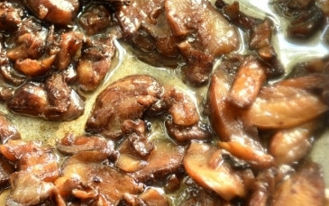 1. Этап. Морковь с грибами тушеная: Нарезанные грибы обжаривайте на растительном масле в течении 3-5 минут.