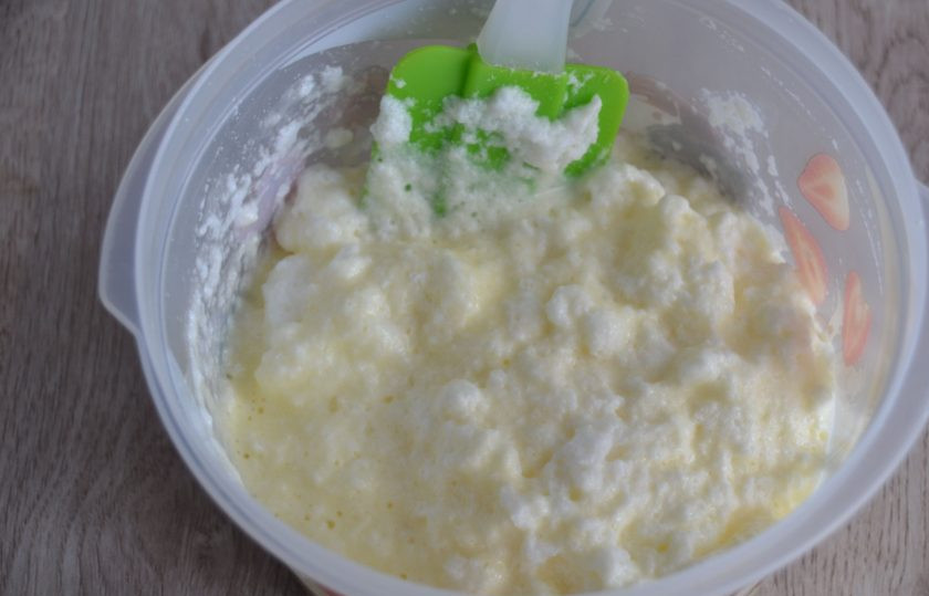 1. Этап. Маковый пирог со сметанной заливкой: Аккуратно смешайте белки с желтковой массой.