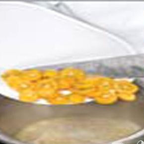 1. Этап. Свинина в имбирной глазури: 3. Готовим глазурь. Всыпаем в сотейник сахар, наливаем воду и держим на огне (сахар должен раствориться полностью). Добавляем имбирь, 5 минут варим еще. Добавляем тонко нарезанные кумкваты, 2 минуты готовим еще. Кумкваты вынимаем, 5 минут глазурь готовим еще.