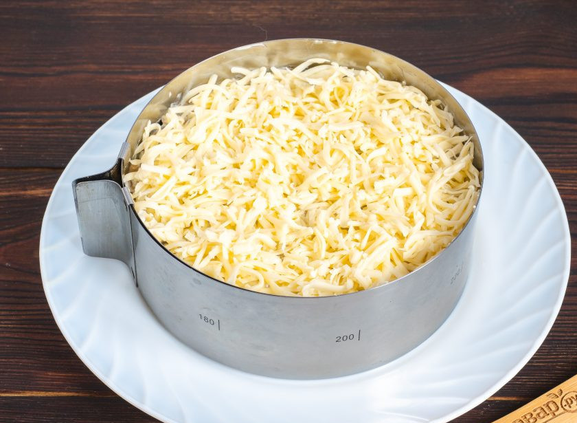 1. Этап. Салат Царский с курицей и шампиньонами: Последним слоем салата выложите натертый на мелкой терке сыр и уберите салат в холодильник на 1,5-2 часа.