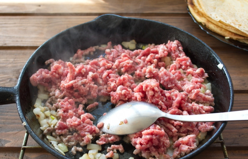 1. Этап. Фаршированные блины с мясом: Добавляем сырой фарш, приготовленный дома из говядины. Я не люблю покупной фарш. Туда часто кладут не весть что. Лучше приготовить дома фарш самостоятельно. Он будет сочным и вкусным.