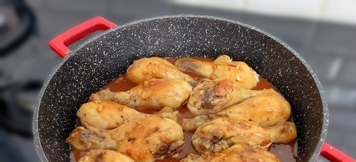 1. Этап. Куриные голени в чесночно-медовом соусе: Выложить обжаренные голени в сковороду с соусом и полить сверху каждую ножку соусом.