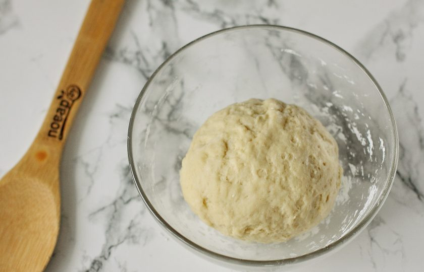 1. Этап. Ханум в мультиварке: Готовое тесто должно быть упругое и эластичное, соберите его в шар, накройте полотенцем и оставьте на 20-30 минут.